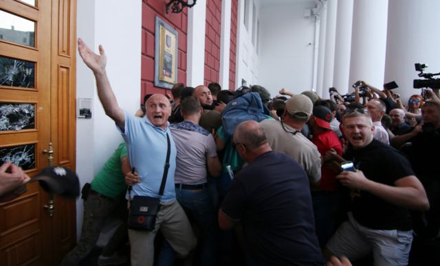 Под мэрию пришли активисты и родственники детей, находившихся в лагере "Виктория"