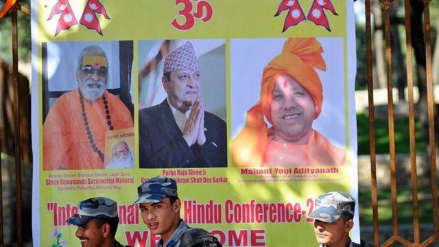पूर्वराजा ज्ञानेन्द्र र योगी आदित्यनाथको पोस्टर 
