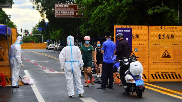 مقام‌های چین همچنان شهرها را برای جلوگیری از شیوع کووید-۱۹ قرنطینه می‌کنند