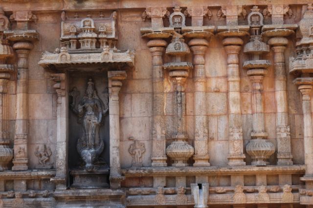 தஞ்சை பெரிய கோவில், ராஜ ராஜ சோழன், தஞ்சாவூர்