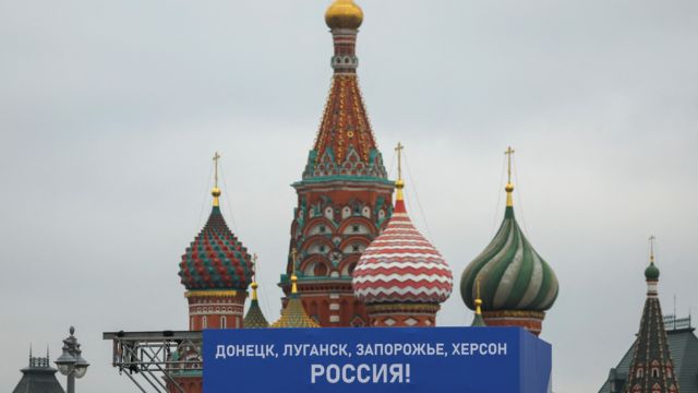 Kızıl Meydan'a kurulan sahnede, "Luhansk, Donetsk, Zaporijya ve Herson, Rusya" yazıyor