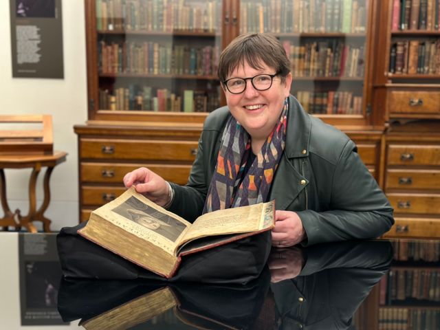 Emma Smith, profesora de Estudios de Shakespeare del Hertford College, Oxford, con una copia del Primer Folio de la Biblioteca Estatal de Nueva Gales del Sur, Sídney, Australia