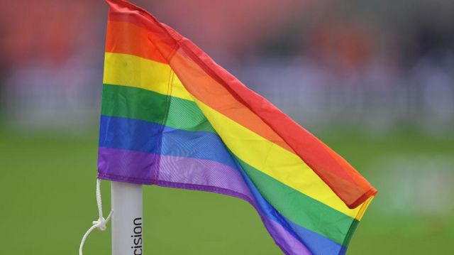 LGBT bayrağı futbol sahasında