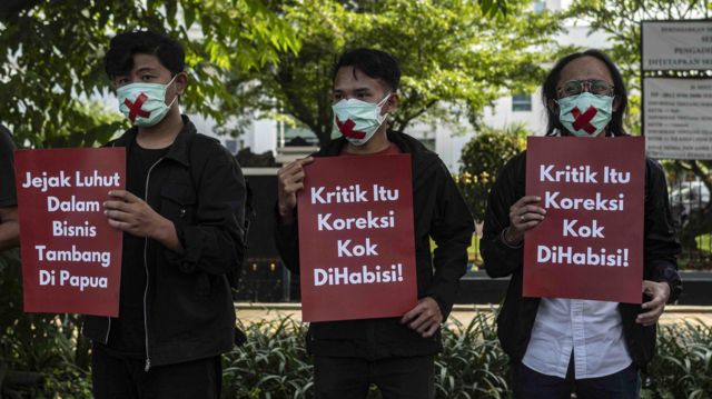 Koalisi Masyarakat Sipil menggelar aksi solidaritas di depan Pengadilan Negeri Jakarta Timur, Jakarta, Senin (03/04)