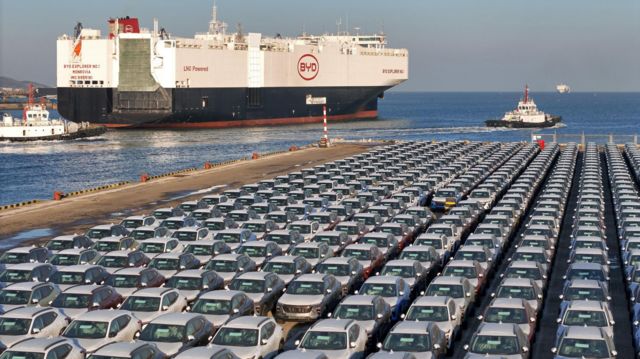 Судно с электромобилями BYD покидает китайский порт Яньтай 10 января