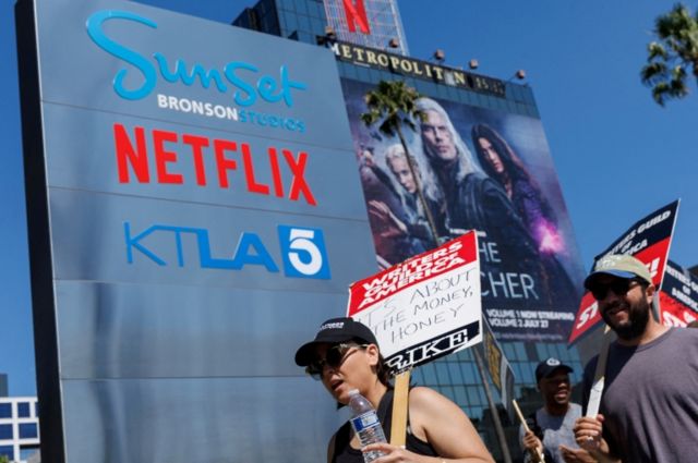 Huelguistas en una protesta en Los Ángeles