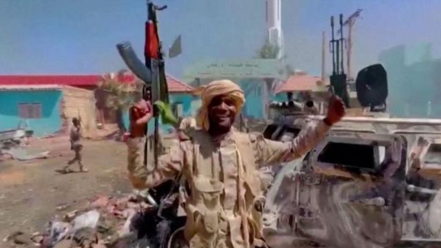 الحرب في السودان تمديد إغلاق المجال الجوي للبلاد حتى منتصف أغسطس Bbc