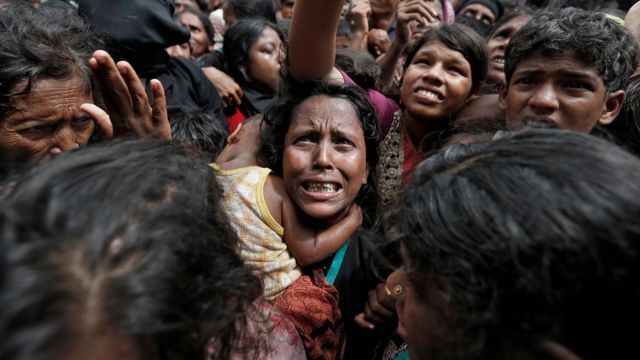 Migrantes da etnia rohingya esperando ajuda humanitária em Bangladesh, em 2017, depois de escapar de matança em Mianamar