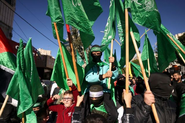 متظاهرون يرفعون أعلام حركة حماس الفلسطينية خلال مسيرة بعد صلاة الجمعة في مدينة الخليل بالضفة الغربية المحتلة في 15 ديسمبر/ كانون الأول 2023، احتجاجاً على حرب إسرائيل المستمرة في غزة.