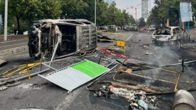 carros queimados em rua