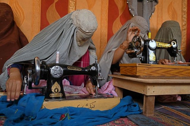 Dikiş diken Afgan kadın