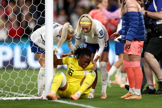 Jugadoras inglesas consuelan a la portera nigeriana en el duelo de octavos de final. 