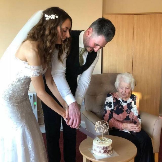 Casal se casa pela 2ª vez para que avó com Alzheimer; assista à cerimônia
