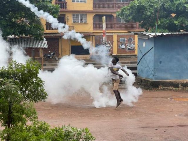 Umusore uri gutera amabuye polisi i Freetown mu myigaragambyo