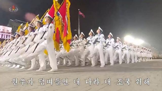 سرودهای وطن‌پرستانه که مملو از رژه سربازان است، یکی از عناصر اصلی برنامه‌های کره شمالی است