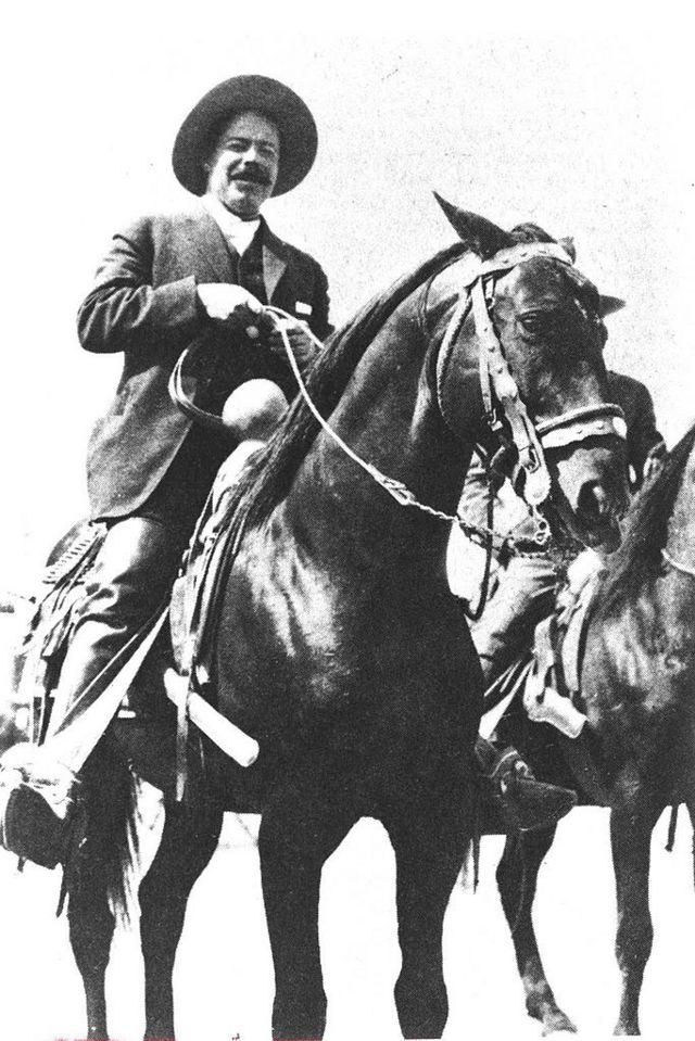 Pancho Villa montado a caballo