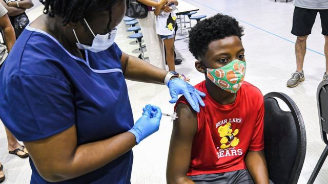 Медайым окуучуга Флоридадагы Лиман орто мектебинде Pfizer вакцинасын саюуда