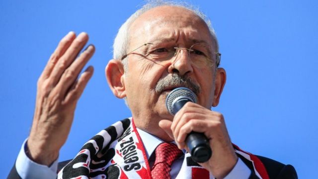 Le président du Parti républicain du peuple (CHP) Kemal Kilicdaroglu s'adresse à la foule lors d'un rassemblement de campagne avant les élections locales du 31 mars, dans le district de Turgutlu de Manisa, en Turquie, le 29 mars 2019