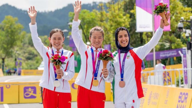 فرانک پرتو آذر (راست) با کسب مدال طلا در بازی‌های آسیایی هانگژو اولین مدال دوچرخه‌سواری زنان ایران در آسیا را گرفت