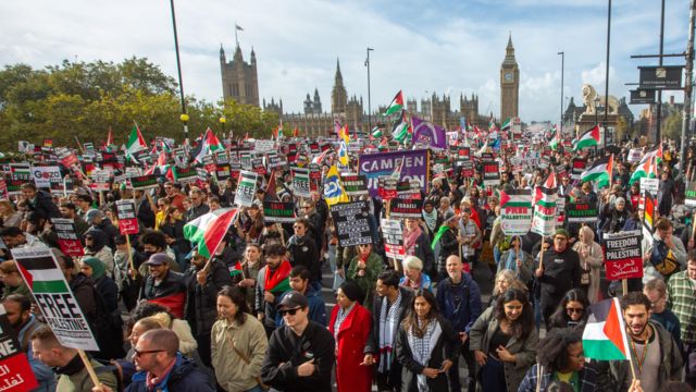 آلاف المتظاهرين المؤيدين للفلسطينيين والمطالبين بوقف لإطلاق النار في غزة في شوارع مدينة لندن