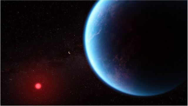 Ilustración de K2-18 b, que orbita alrededor de una estrella enana fría (en rojo) lo suficientemente lejos como para que su temperatura admita vida.