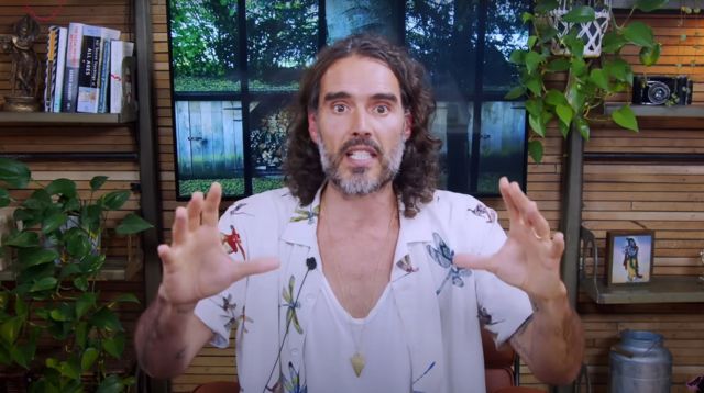 Russell Brand en un video publicado en su canal.