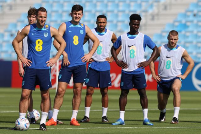 ا﻿ریک دایر (نفر اول از سمت راست)، از بازیکنان تیم انگلیس می‌گوید شرایط در قطر ناامید کننده است