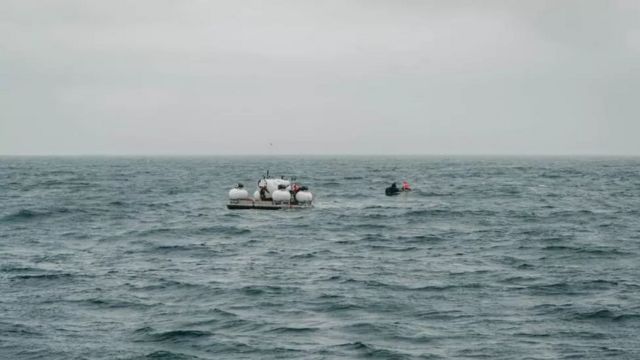 submarino em superfície do mar