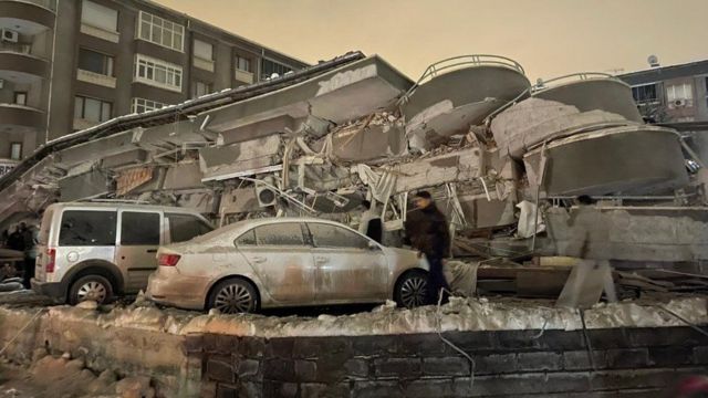 Carros destruídos em Malatya