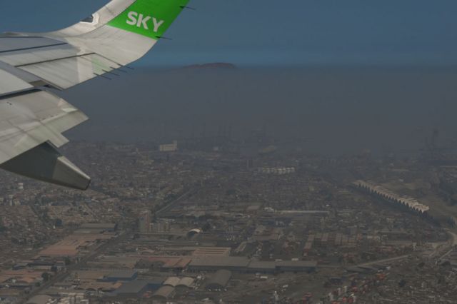 Vistá aérea de Lima cubierta por la contaminación. 