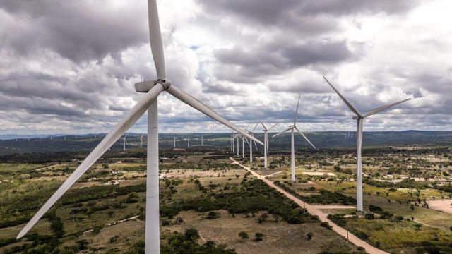 torres eólicas em zona rural de Caetés