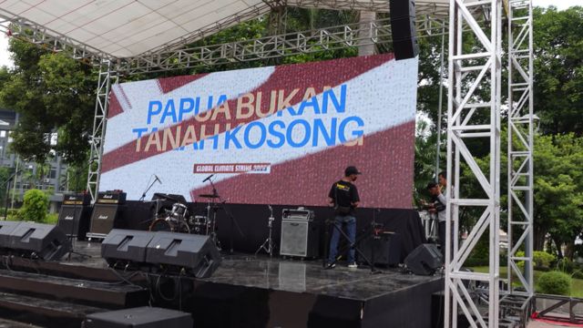 Layar LCD di panggung Global Climate Strike 2023 menyoroti permasalahn pembukaan lahan di Indonesia.