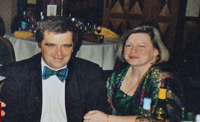 جوی میلن بیش از ۱۲ سال پیش از تشخیص بیماری پارکینسون همسرش لس می‌دانست که او به  پارکینسون مبتلا شده است