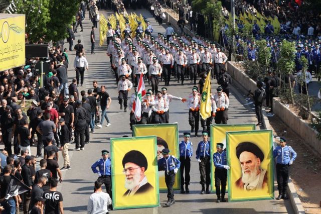 عکس‌های خمینی و خامنه‌ای در راهپیمایی حزب‌الله لبنان در بیروت در مراسم عاشورای امسال