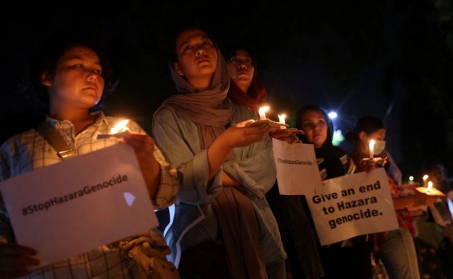 ش﻿ب گذشته به یاد دانش آموزان کشته شده دردشت برچی کابل شمع روشن کردند