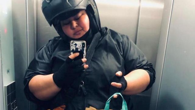Jéssica em selfie em elevador durante entrega