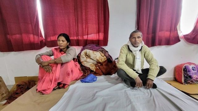 கைலாஷ் மருத்துவமனையில் ஸ்வீட்டி குமாரியின் பெற்றோர்