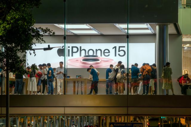 Usuarios revisando el iphone 15 en la tienda Apple 