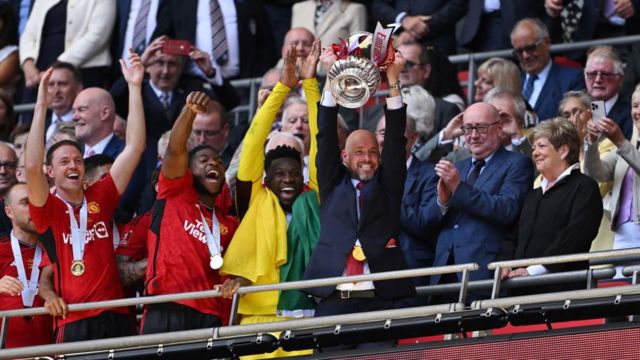 Erik ten Hag lifts FA Cup trophy