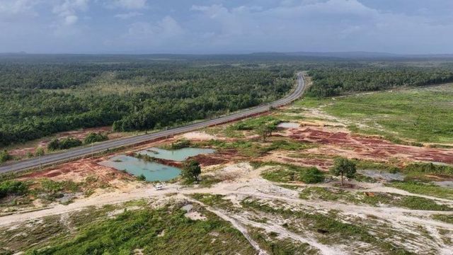 Una carretera atraviesa el parque nacional Botum Sakor de Camboya hacia la costa y el proyecto Dara Sakor