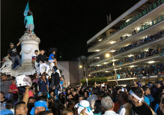 Plaza del centro de San Salvador con seguidores de Bukele celebrando la victoria.