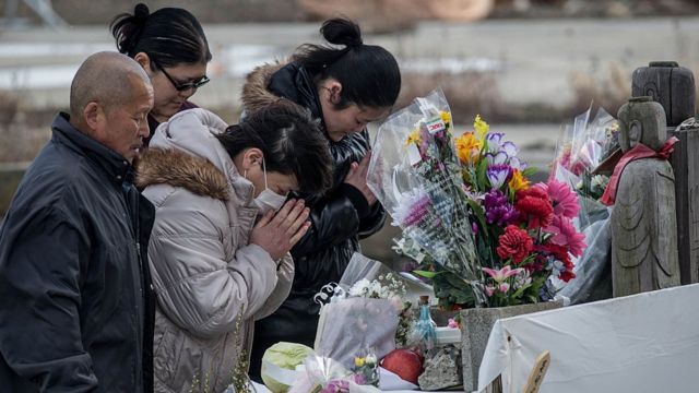 Gente rinde homenaje a las víctimas del terremoto de 2011 en Japón.