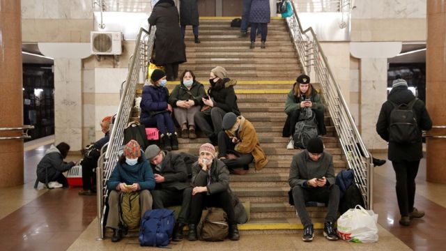 Moradores se abrigando em estação de metrô