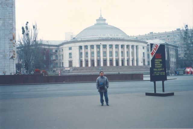 Ông Lân Nguyễn chụp trước Nhà Hát kịch ở Kyiv, tháng 11/1993
