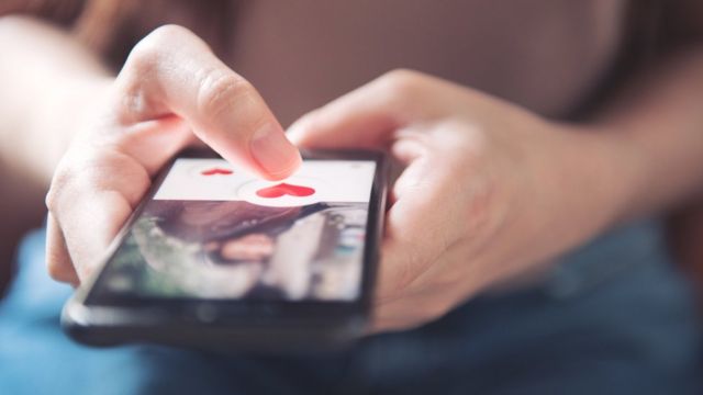 Belcikali Genc Kadin Sahte Tinder Hesabi Yuzunden Seks Ziyaretcilerinin Hucmuna Ugradi Bbc News Turkce