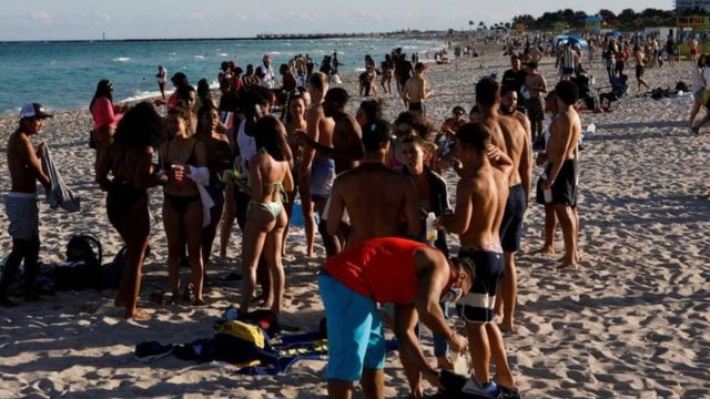 Imagens de festas em praia de Miami
