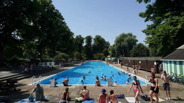 近年来，有益身心健康的户外游泳越来越受欢迎（Credit: PA Media）(photo:BBC)