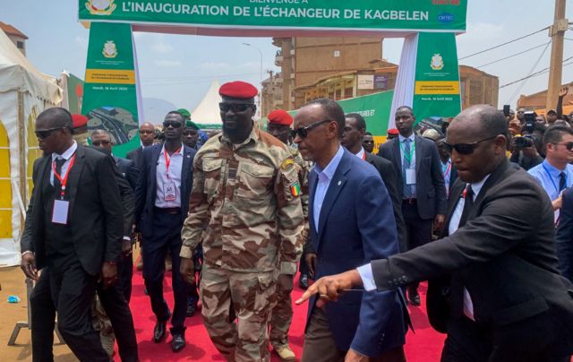 Le président du Rwanda, Paul Kagame, et le président intérimaire de la Guinée, Mamady Doumbouya, marchent après avoir inauguré un nouvel échangeur routier à la périphérie de Conakry, en Guinée, le 18 avril 2023.