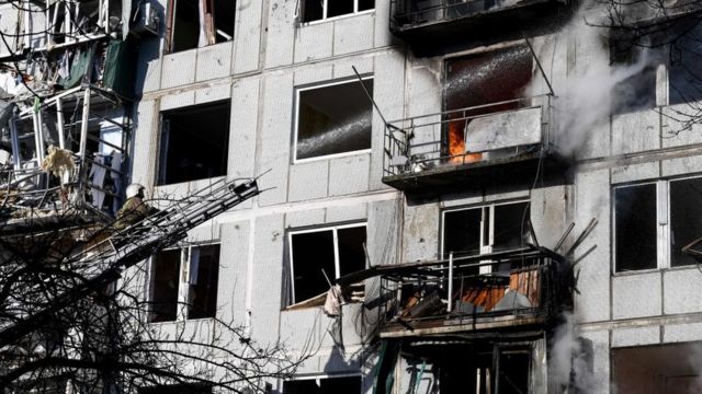Bomberos apagan un incendio en un ataque en el pueblo Chugúyev