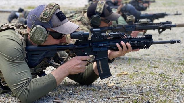رجال يتدربون في أكاديمية مكافحة الإرهاب التي يديرها القطاع الخاص في جمهورية التشيك